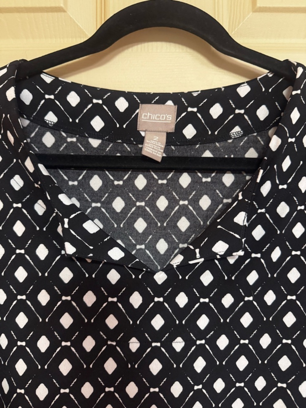 Chicos Black & White Geometric V-Neck Tunic size 2 - Picture 2 of 3